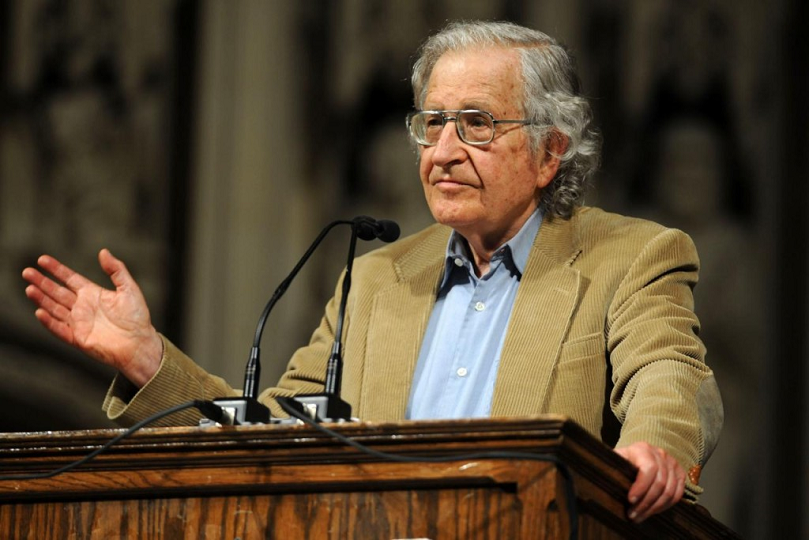 Noam Chomsky 5e podium LLLL