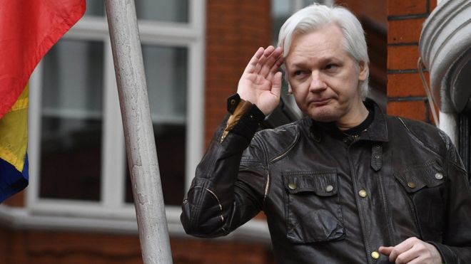 Julian Assange 5e EPA saluting LLLL