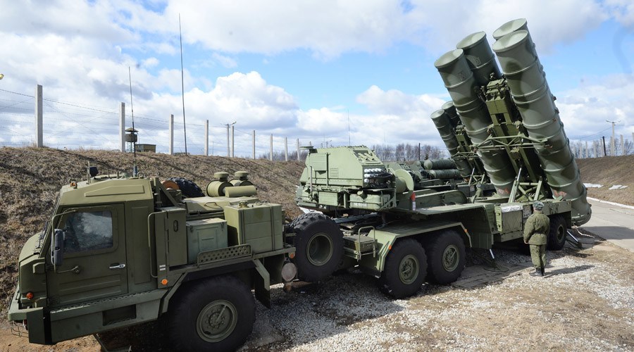 2602991 04/09/2015 An S-400 "Triumf" antiaircraft missile system is among other Defense Ministry's air defense missile battalions put on combat alert in the Moscow Region. Kirill Kallinikov/Sputnik