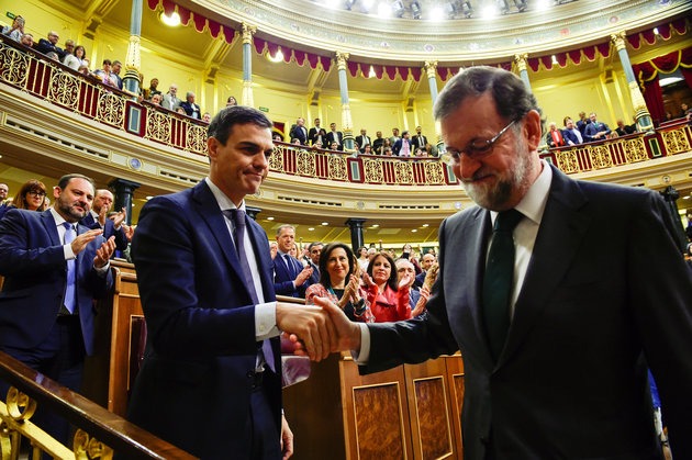 Spain's new Prime Minister and Socialist party (PSOE) leader Pedro Sanchez shakes hands with ousted Prime Minister Mariano Rajoy after a motion of no confidence vote at parliament in Madrid, Spain, June 1, 2018.   Pierre-Philippe Marcou/Pool via REUTERS