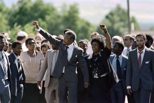 Anti-apartheid leader and African National Congress (ANC) member Nelson Mandela (C, L) and his wife anti-apartheid campaigner Winnie raise fists upon Mandela's release from Victor Verster prison on February 11, 1990 in Paarl. AFP PHOTO ALEXANDER JOE / AFP PHOTO / Alexander JOE