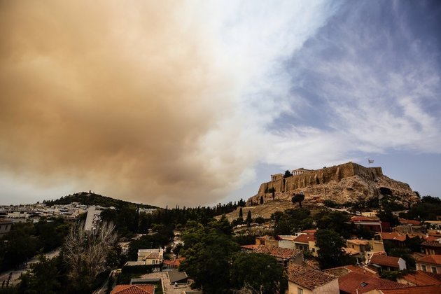 Smoke above the city of Athens during a wildfire in Kineta, Attica, on July 23, 2018. / Καπνός πάνω απο την πόλη της Αθήνας κατά την διάρκεια πυρκαγιάς στην Κινέτα Αττικής, 23 Ιουλίου 2018.